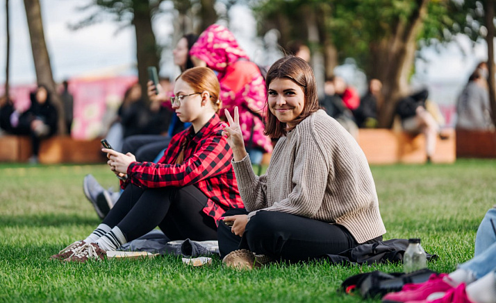 АНТОН ТУТ РЯДОМ